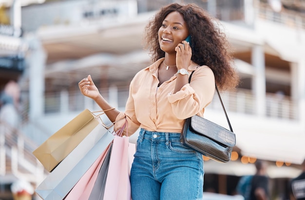 Einkaufsmodetasche und Telefonanruf für schwarze Frau auf 5g-Kommunikation über Einzelhandelsbummel oder Verkaufsrabatte Shopping-Mall-Produktboutique Stoffkleidung und glücklicher Kunde mit Designer-Geschenk