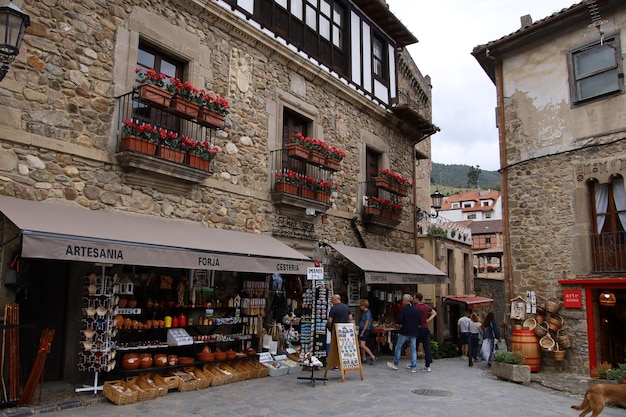 Foto einkaufsstraße in potes cantabria