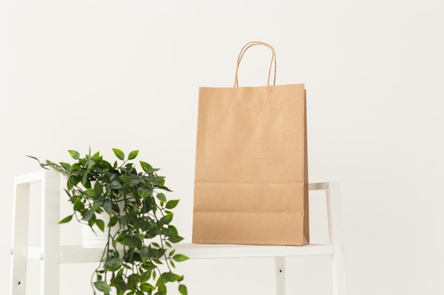 Einkaufstasche aus recyceltem Papier auf Regalmodell