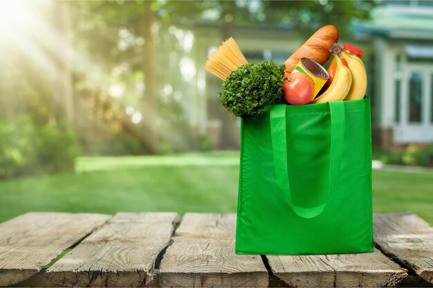 Einkaufstasche mit verschiedenen Lebensmittelprodukten, Nahaufnahme