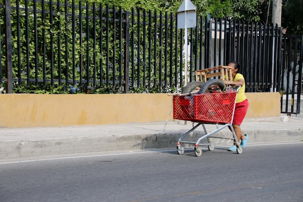 Foto einkaufswagen auf der straße