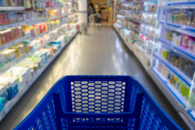 Einkaufswagen in einem Supermarkt