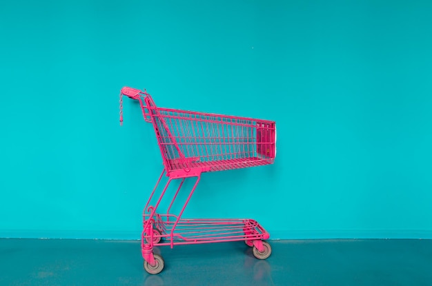 Einkaufswagen vor blauer Wand