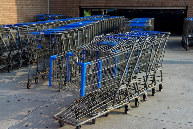 Einkaufswagen vor dem Supermarkt in der Nähe des Eingangs des Supermarkts der Parkplatz