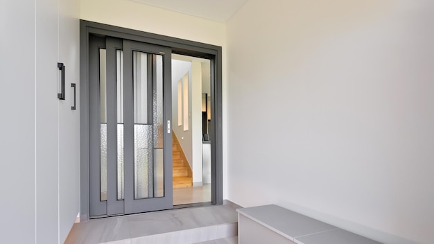 Einklappbare Eingangstür in grauer Farbe