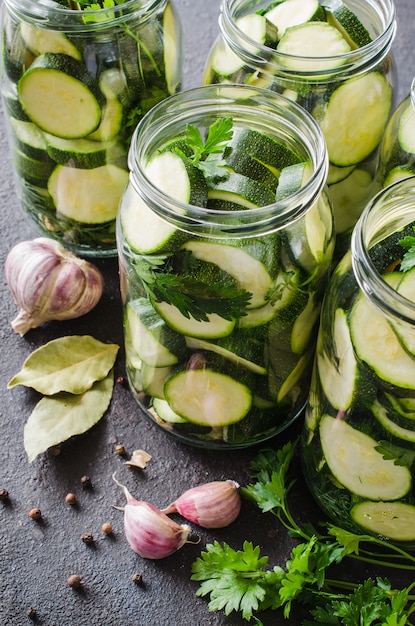 Einmachen der Zucchini in den Glasgefäßen