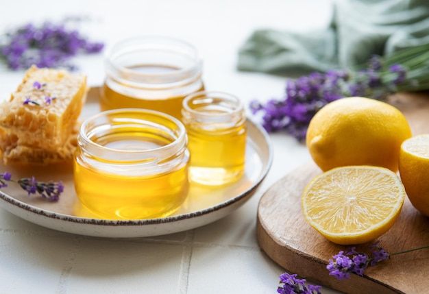 Einmachglas mit Honig und frischen Lavendelblüten