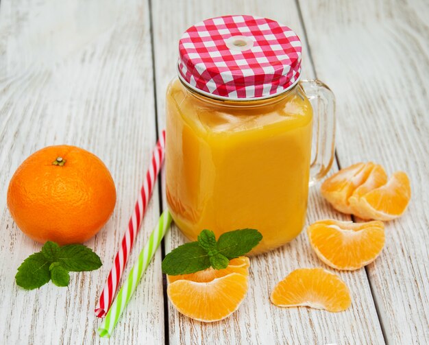 Einmachglas mit Orangensaft