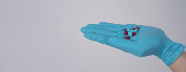 Einnahme oder Halten von Medikamentenpillen in der Hand Kapselpille auf weißem Hintergrund
