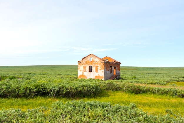 Foto einsam ruinierteinsames ruiniertes haus ineinsames ruiniertes haus in der grünen tundra haus in der grünen tundra