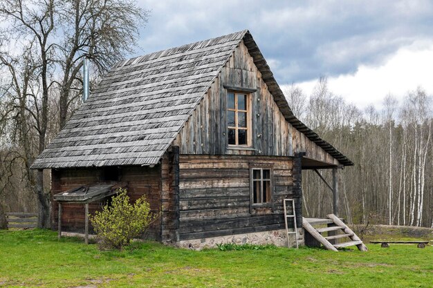 Einsame Blockhütte umgeben von ländlicher Landschaft