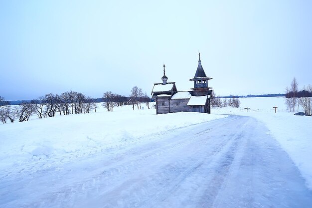 einsame Holzkirche im Feld / Konzept Glaube, Gott, Einsamkeit, Architektur in der Winterlandschaft