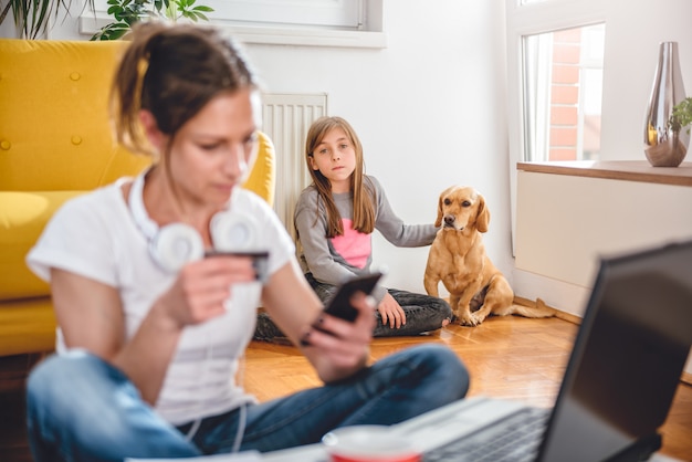 Einsame und traurige Tochter, die mit Hund sitzt