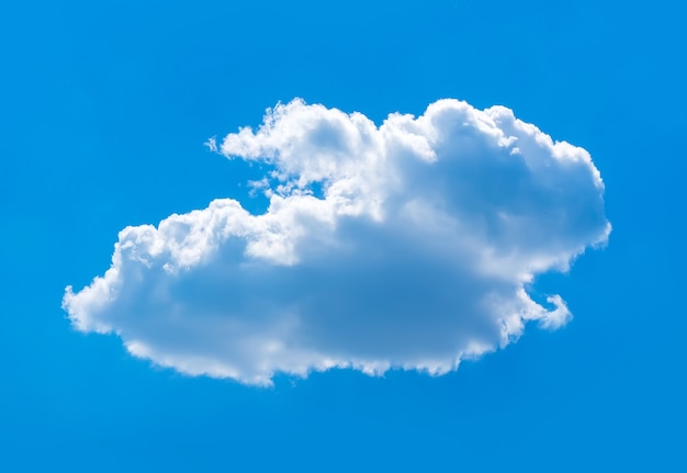 Einsame weiße Cumulus-Wolke auf einem einfarbigen blauen Hintergrund des Himmels