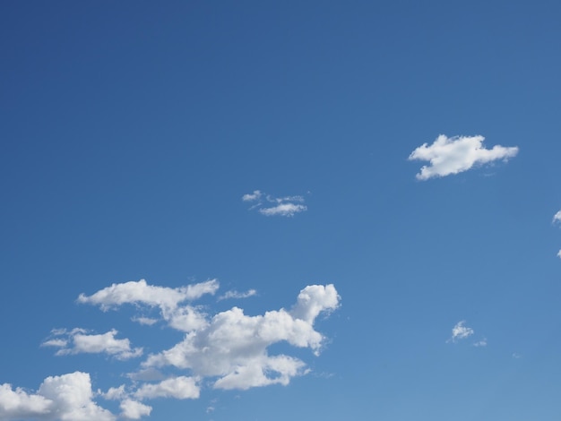 Einsame Wolke über Himmelshintergrund