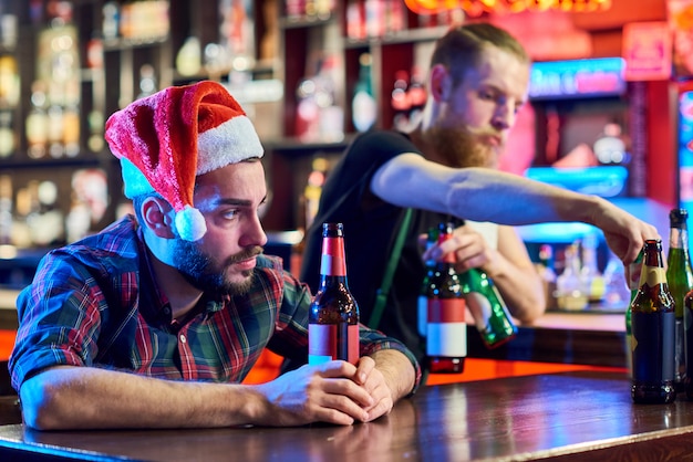 Einsamer betrunkener Mann an Weihnachten