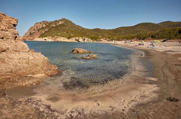 Einsamer felsiger kleiner Strand im Süden Sardiniens an einem Sommernachmittag im August