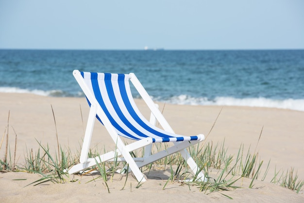 Einsamer Liegestuhl am leeren Strand