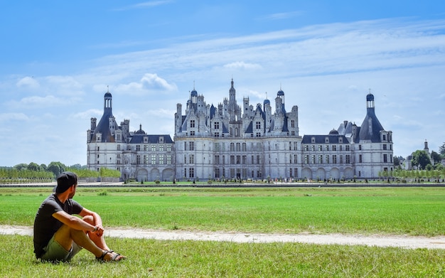 Einsamer Reisender an einem sonnigen Tag mit Blick auf Chambord Castle France im Juli