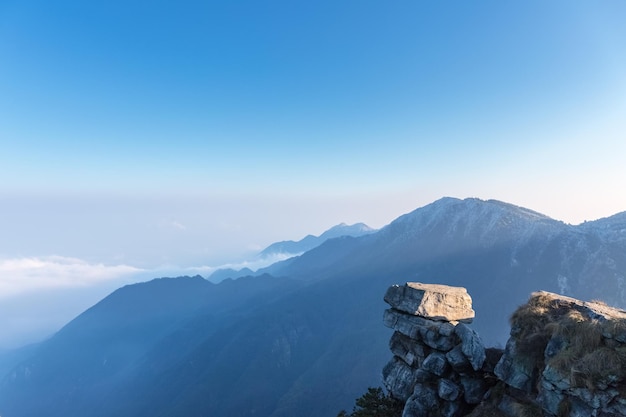 Einsamer Stein auf der Naturlandschaft der Berge als stehender hoher Hintergrund