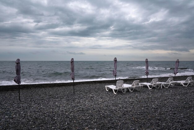 Einsamer Strand an der Küste von Sotschi und dem stürmischen Schwarzen Meer Adler Krasnodar-Territorium Russland