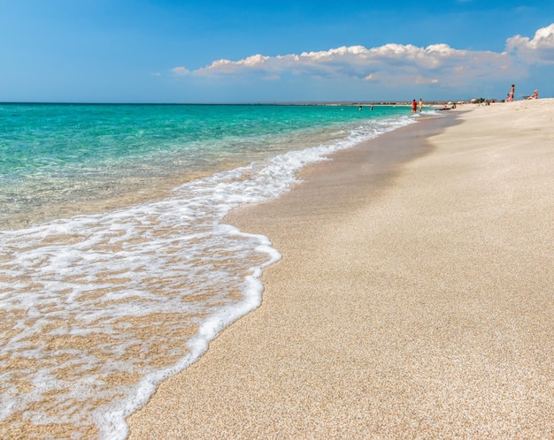 Einsamer Strand mit weißem Sand und kristallklarem azurblauem Meer verschwommener Hintergrund für Ihr Textkonzept