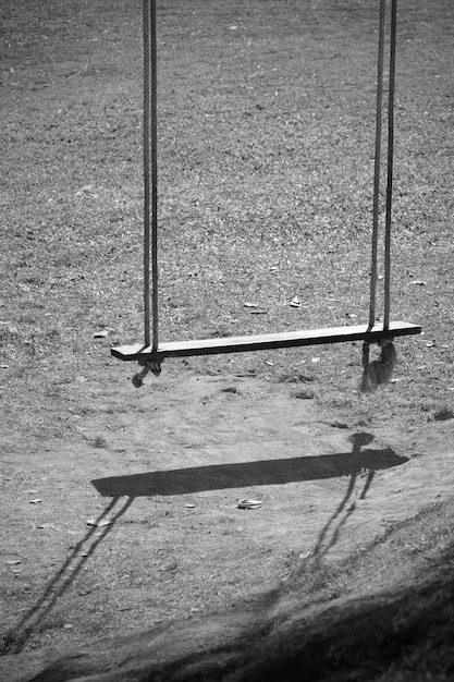 Einsamer Swing im monochromen Stil