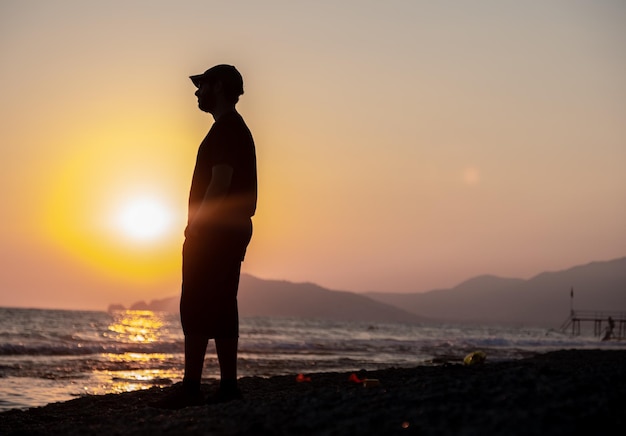 Einsamer Teenie ohne Freunde am Strand