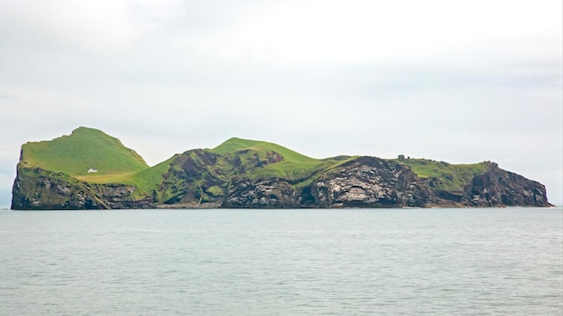 Einsames Haus auf der Insel ellidaey des Vestmannaeyjar-Archipels Island