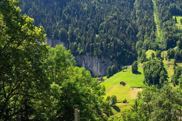 Einsames Haus in der Nähe des Bergdorfes Lauterbrunnen, Berner Oberland, Schweiz.