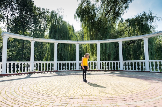 Foto einsames teenager-mädchen auf einem verlassenen platz