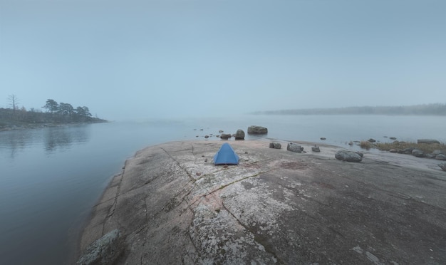 Einsames Touristenzelt an der Granitküste Atmosphärischer Nebelblick