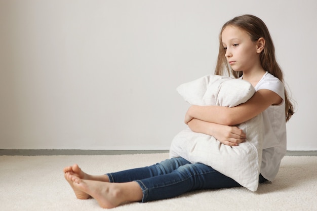 Einsames trauriges Mädchen zu Hause trauriges alarmiertes Kind allein zu Hause