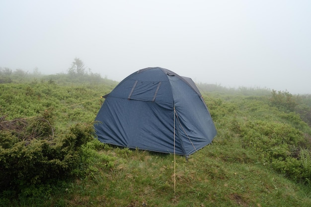 Einsames Zelt im Nebel in den Bergkarpaten der Ukraine und Ruhe