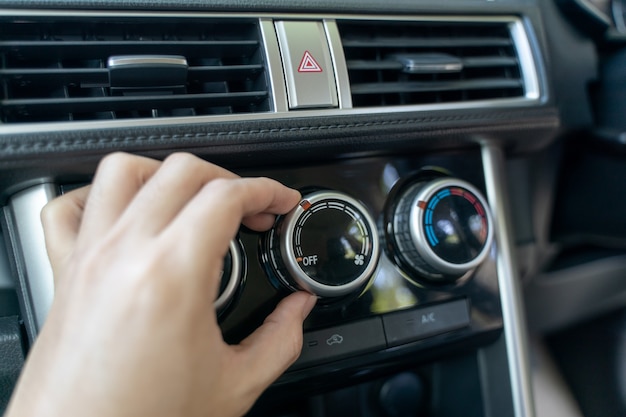 Einschalten der Klimaanlage im Auto.