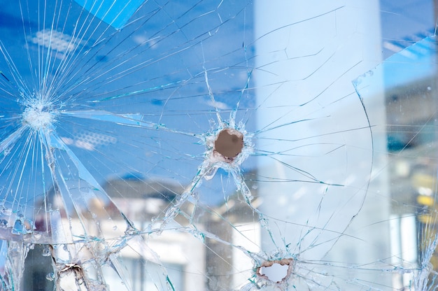 Einschusslöcher im Schaufenster des Ladens