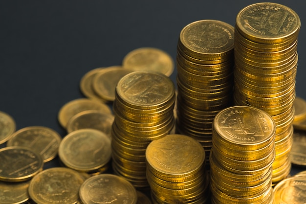 Einsparungen, zunehmende Spalten von Münzen, Stapel von Münzen vereinbarten als Diagramm im dunklen Raum, Geschäftsbankkonzept.