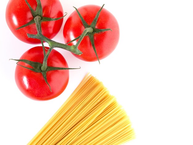 Einstellen von Nudeln mit Spaghetti und Tomaten