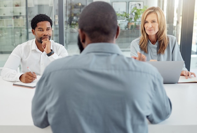 Foto einstellung oder einstellung von interviews mit dem hr-team bei einem treffen mit einem arbeitssuchenden fachmann oder arbeitslosen im firmenbüro geschäftsleute hören sich die verhandlung oder antwort der person für den job an