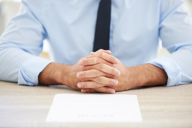 Einstellung von Manager und Mann Hände mit Lebenslauf und Tabelle mit Papier und Clipboard für das Interview in der Firma CV HR und Kandidat für das Arbeitsbüro und Gelegenheit der professionellen mit Dokumenten und Papierarbeit