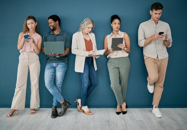 Einstellung von Personal und Personen in einem Wartezimmer für Vorstellungsgespräche im Büro Onboarding Human Resources und eine Gruppe von Geschäftsleuten und -frauen mit Buch und Technologie warten oder stehen in der Schlange für die Rekrutierung