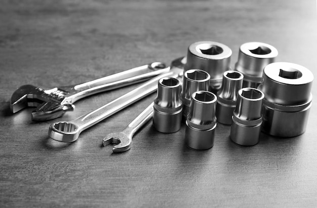 Einstellung von Werkzeugen für die Autoreparatur auf grauem Tisch