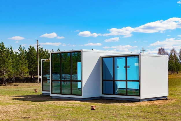 Einstöckige modulare Häuser mit großen Panoramafenstern. Russland. Haus aus Sandwichpaneelen