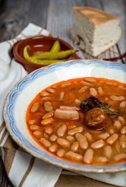 Foto eintopf aus bohnen mit chorizo ​​und schweinefleisch