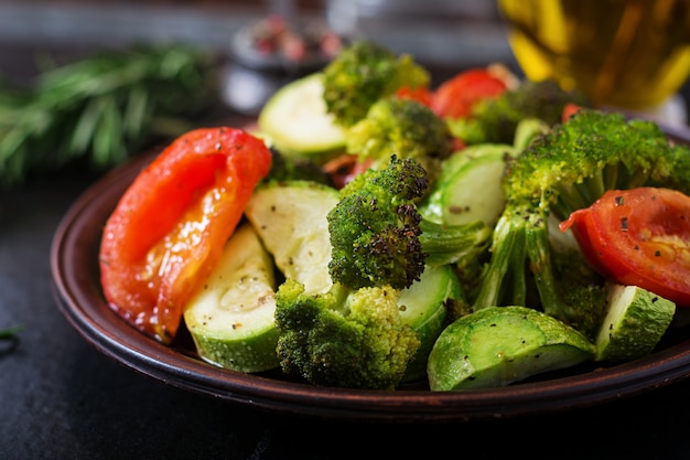 Eintopf mit gebackenem Gemüse. Gesundes Essen. Richtige Ernährung. Veganes Gericht