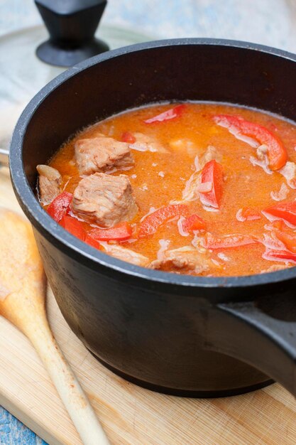 Eintopf mit Tomaten Paprika in Sauce mit Gewürzen in einem Topf