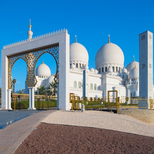 Eintritt der Sheikh Zayed Grand Mosque mit blauem Himmel, VAE