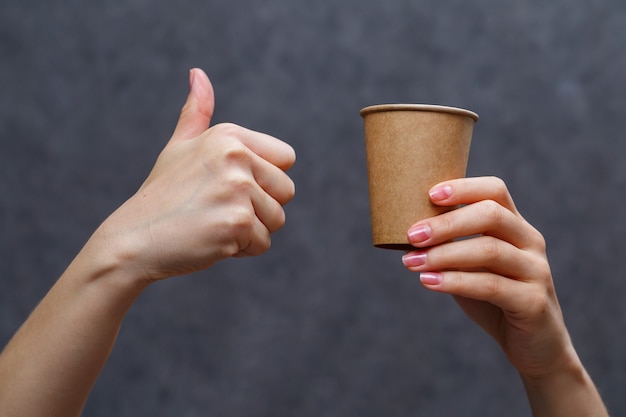 Einweggeschirr aus Pappe aus umweltfreundlichen Materialien. Verstopft nicht die Natur Umweltfreundliches, wiederverwertbares, kompostierbares Einweggeschirr. Pappbecher zum Trinken, Geschirr