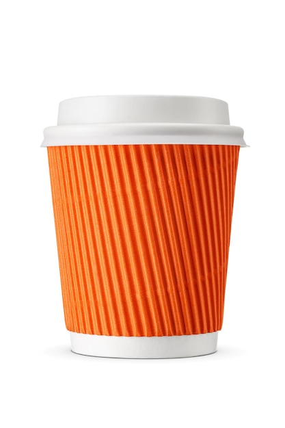 Foto einwegkaffeetasse aus orangefarbenem papier mit weißem kunststoffdeckel und wellpappe, die auf weißem hintergrund isoliert ist