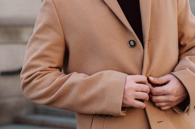 Foto einzelheiten des beige-braunen herrenmantels und des schwarzen rollhalses klassische straßenkleidung